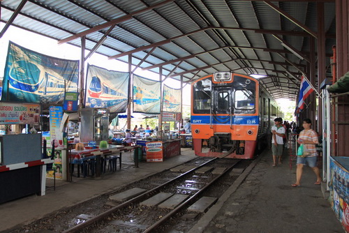 こちらがメークロン駅