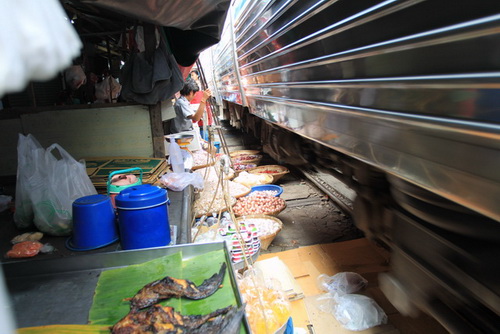 真横を通ってます。