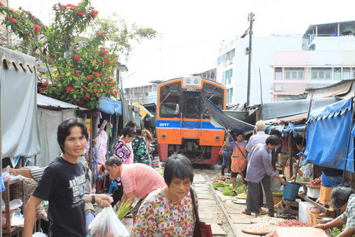 遠ざかっていく先から・・・。