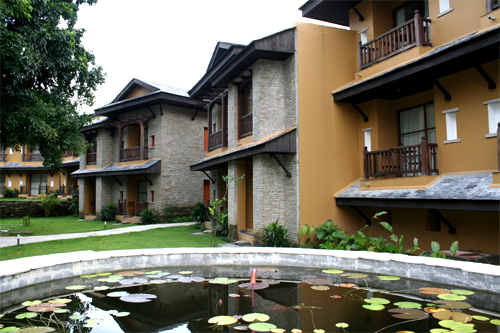 蓮池の中庭より