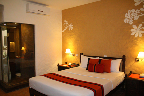 ダブルベッドルームとシャワールーム