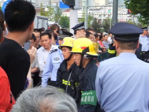 現場は緊張した空気が流れる