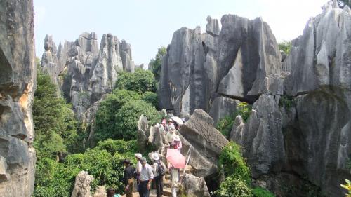 岩の中の通路を歩いていく