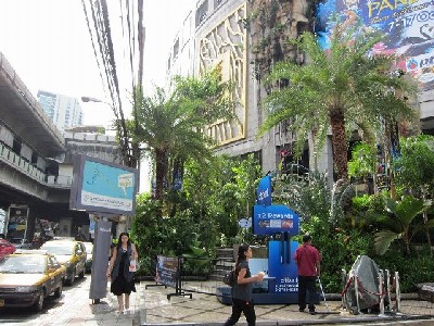 エンポリアム」周辺の様子