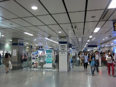 地下鉄スクンビット駅構内の様子