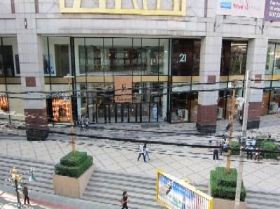 エンポリアム・デパート前の様子