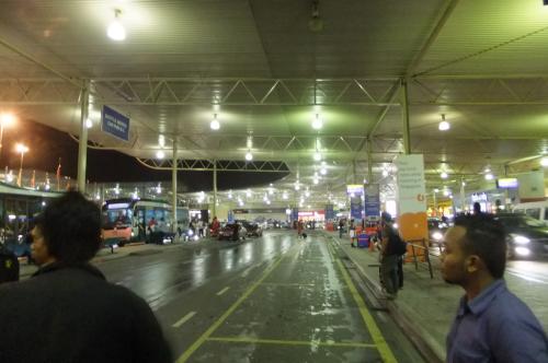 KLはエアーアジア専用LCCTに到着