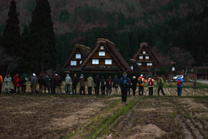 白川郷で写真撮影の皆さんー