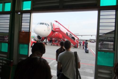 搭乗は機体近くまで歩いていく