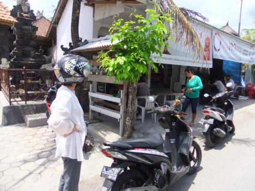 モーターバイクで近くの町へ