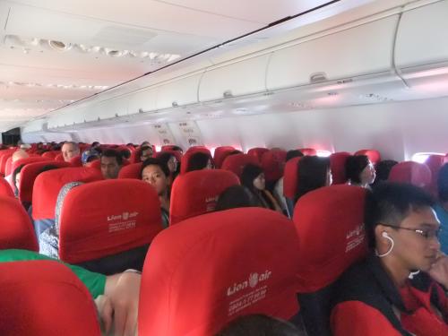 機内はほぼ満員