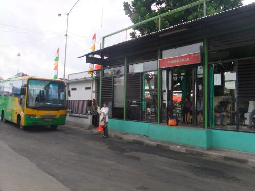 トランスジョグジャのプランバナンのバス停