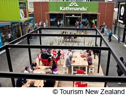 中心部に斬新なショッピングモール登場