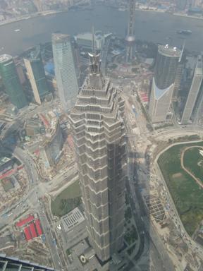 昨夜登った金茂大厦が下に見える。。。