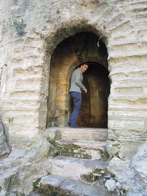 水源から階段への入口