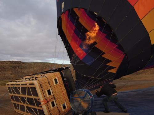 バーナーが空気を熱くして送り込む
