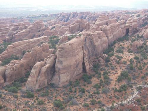 ヒレのような岩が