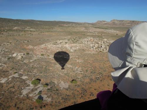 地面が近づき影も大きくなる