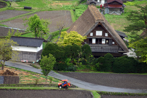 白川郷 国重文 和田家 ＆ 赤いトラクタ
