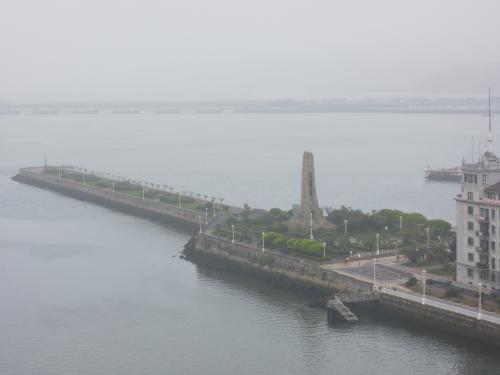 港湾地域護岸工事記念碑