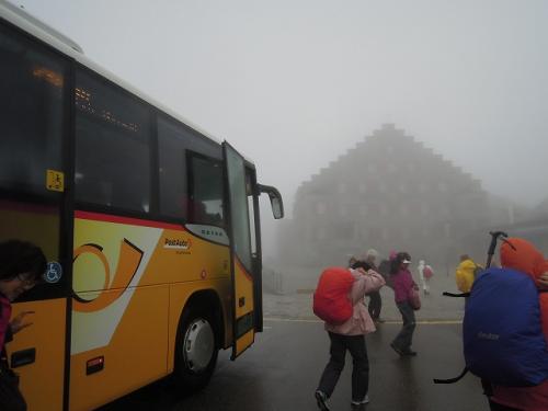 ポストバスでグリムゼルホスピッツ到着