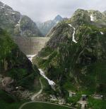 グリムゼル湖のダム壁と地下通路入口