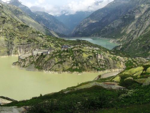 峠から降りてくる途中に見えるホテルと湖
