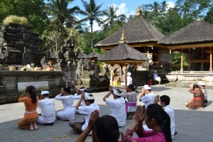 祈りをささげる人々