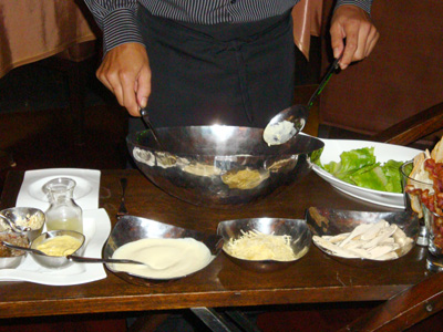 シーザーサラダ調理中