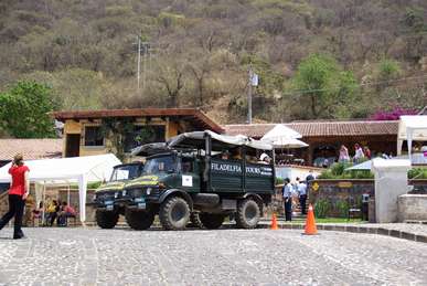 この軍用車で出発ポイントまで移動