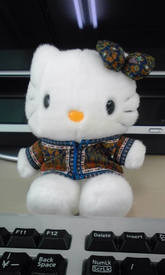 会社パソコン前に鎮座キティ