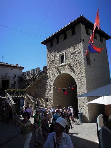 フランチェスコ門を入ったところ