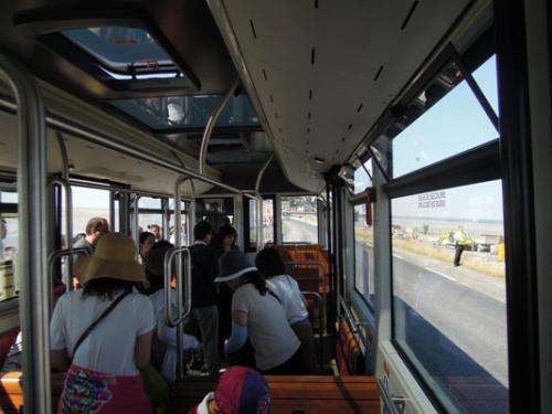 シャトルバスの内部