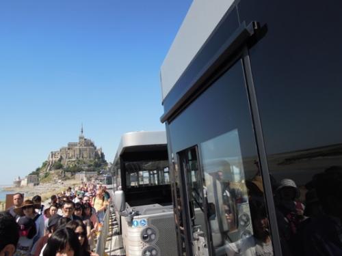 8月の混雑した時期、シャトル乗車行列