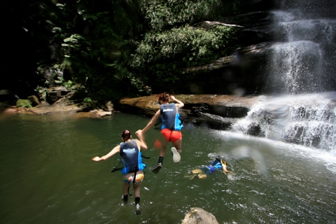 ナーラの滝へジャンプ