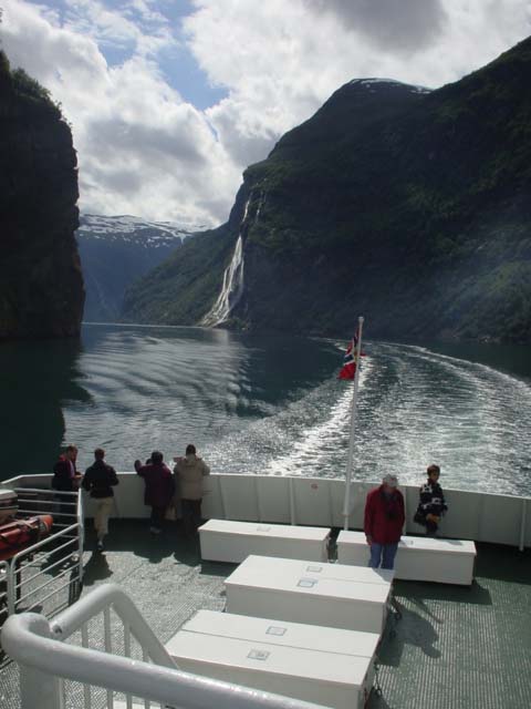 フィヨルドをゆく船より