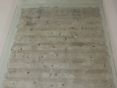 剥ぎ取られた跡