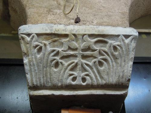 地下の柱クローズアップ