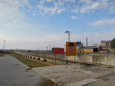 橋のたもとにひまわり油工場