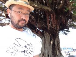 ガジュマルの下で