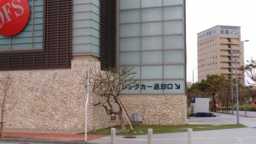 レンタカー返却場