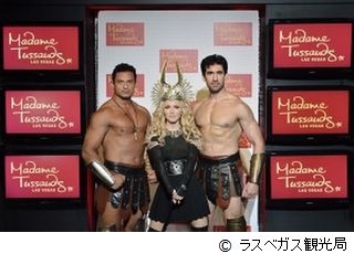 「マドンナ」の蝋人形登場