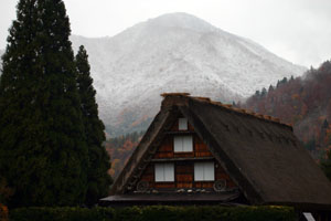 かん町 附近 高い山々は真っ白