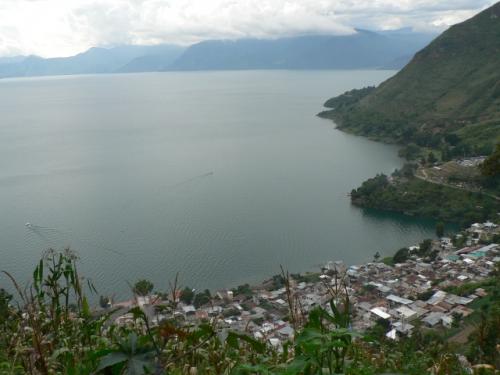 サンアントニオパロポの村と湖