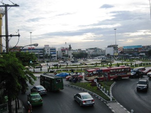 ウォンウェンヤイ駅看板