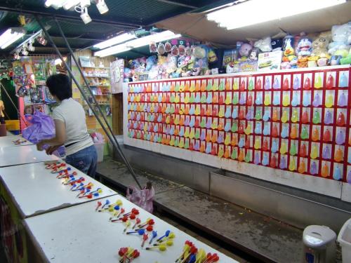 士林夜市＞ダーツ