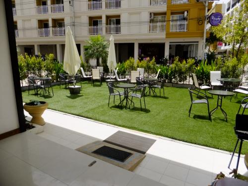 ホテルの庭で朝食が出来る