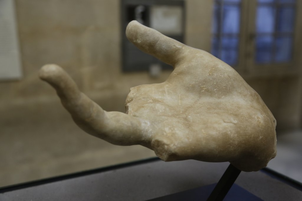ルーブル美術館 三大名品の一つ サモトラケのニケの手 みゅうフランスさんの旅行ブログ トラベルコ