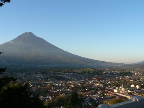 ボルカンアグアとアンティグアの街