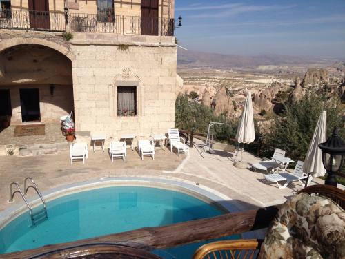 プールから奇岩